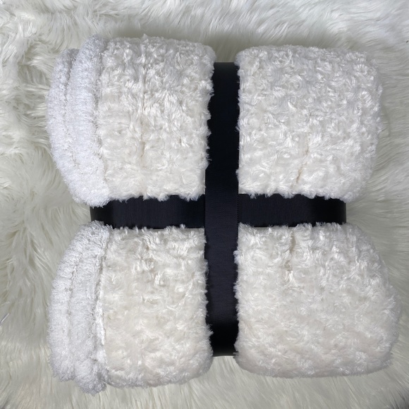 ⭐️SALE⭐️Arctic White Swirl Micromink Sherpa - Picture 2 of 3